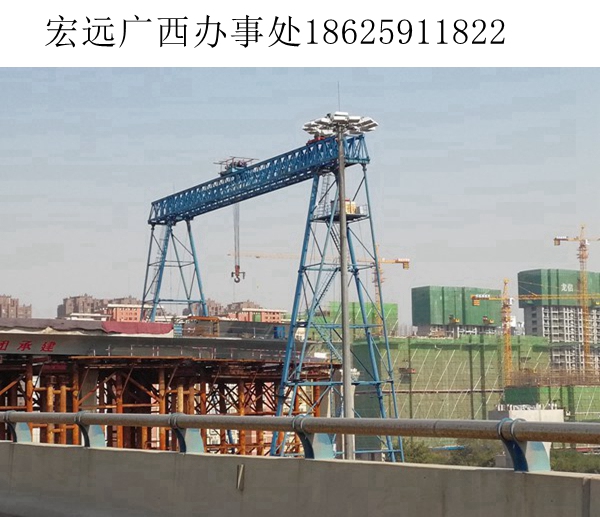 花架式龍門(mén)吊是出產(chǎn)過(guò)程中的輔助機(jī)器